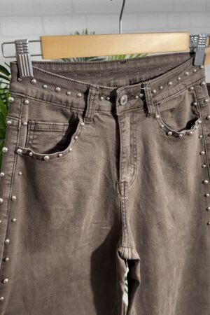 PANTALON MARRÓN TACHUELAS