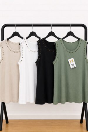 CAMISETA DESFLECADA TACHUELAS